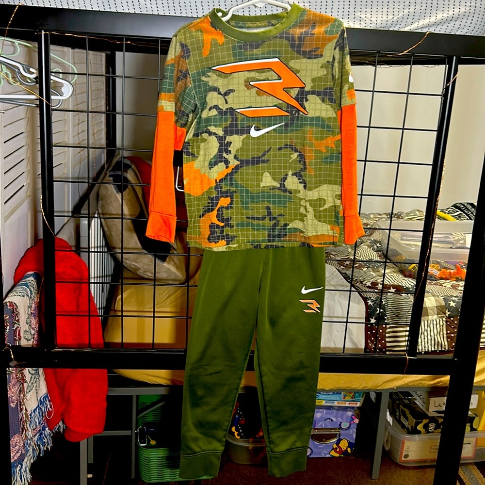 XS Boys Camo Nike Outfit GUC